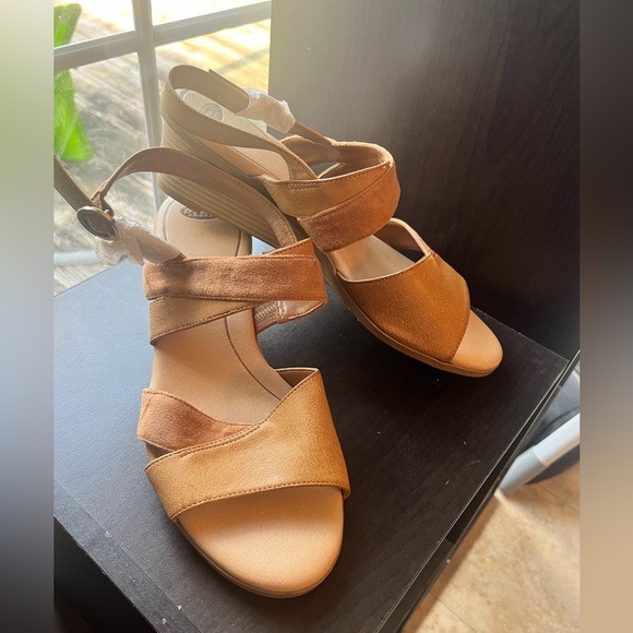Tan low wedge Dr Scholl’s sandals NWOT - Picture 3 of 10